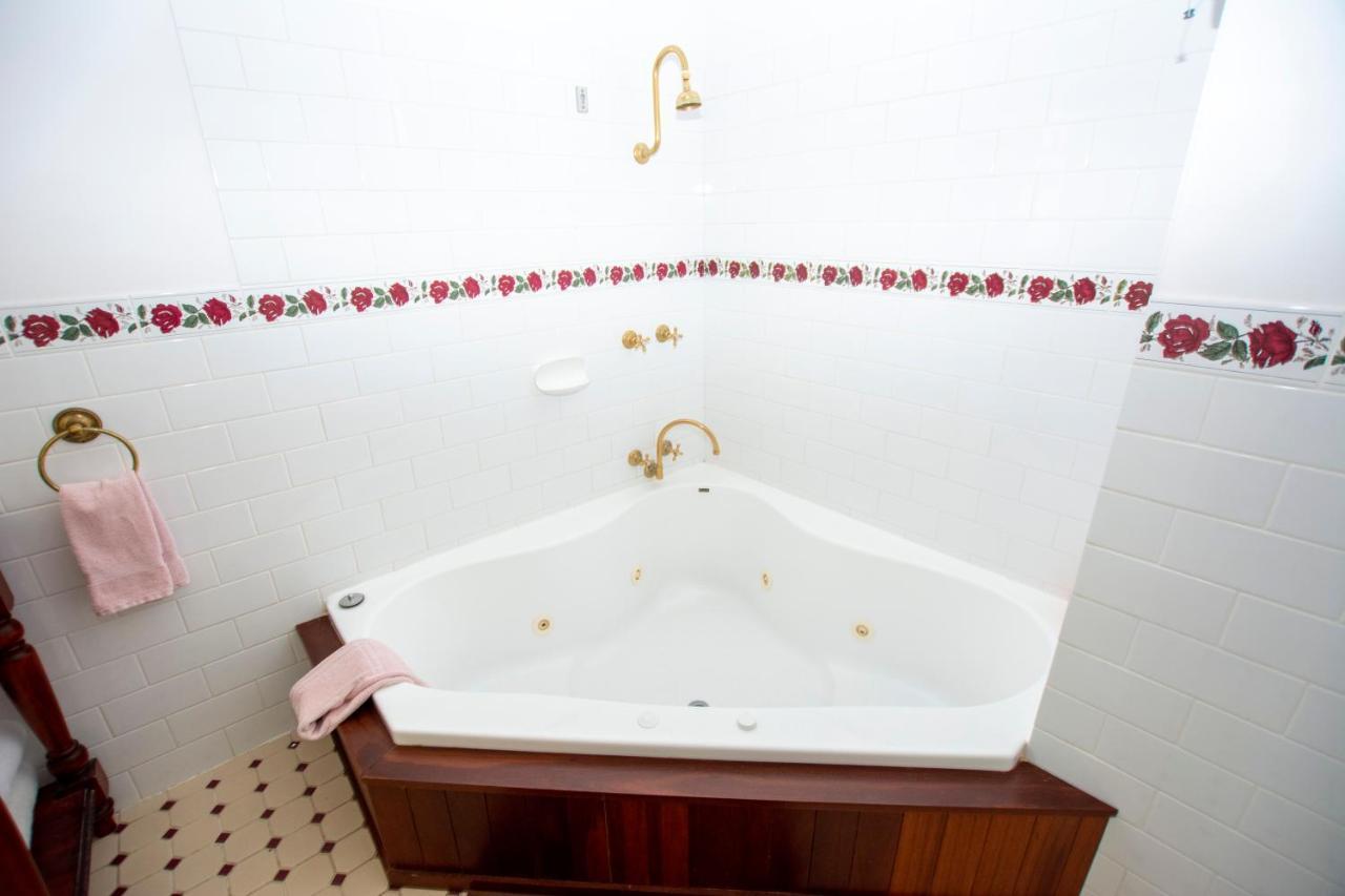 Rosebridge House Bed & Breakfast Adult Retreat Gooseberry Hill Екстер'єр фото